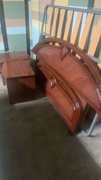 Cama de Casal + Estrado + Mesinhas de Cabeceira