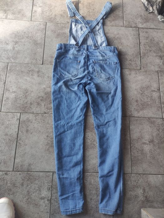 Spodnie jeans na szelkach ogrodniczki