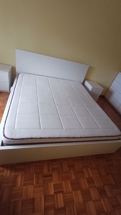 Cama King size  IKEA com 2 mesinhas de cabeceira