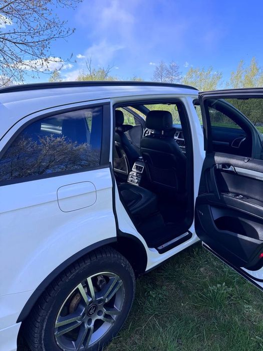 Автомобіль AUDI Q7