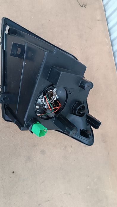 Vendo farol direito de Ford Transit conect ano 2002/13