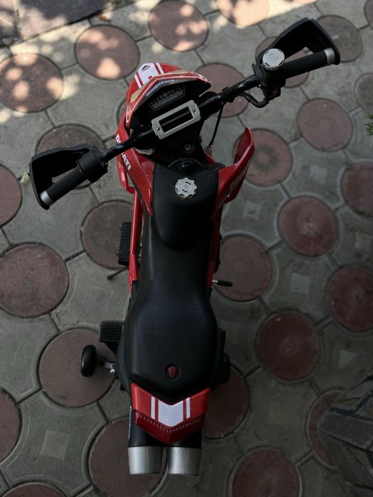 Дитячий електромотоцикл Peg Perego Ducati Hypermotard