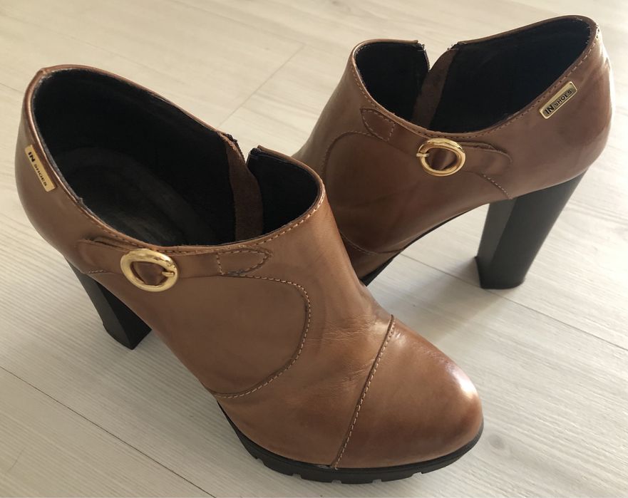 Botins castanhos em pele “In Shoes”