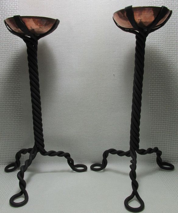 Par de castiçais, novos, em ferro retorcido e cobre c/ 27 cm de altura
