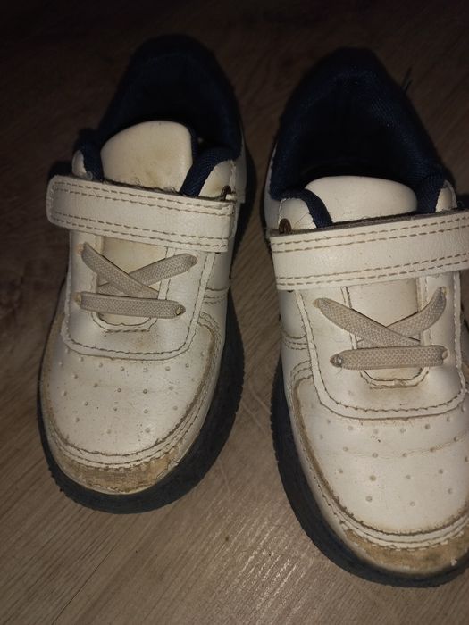 Взуття.Кросівки 2 пари можливо біля дома дитині бігати 15,5см