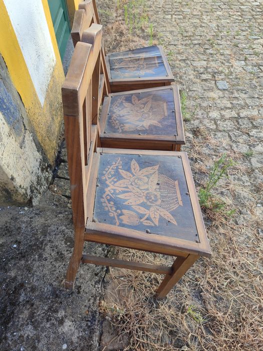 Três cadeiras antigas em madeira