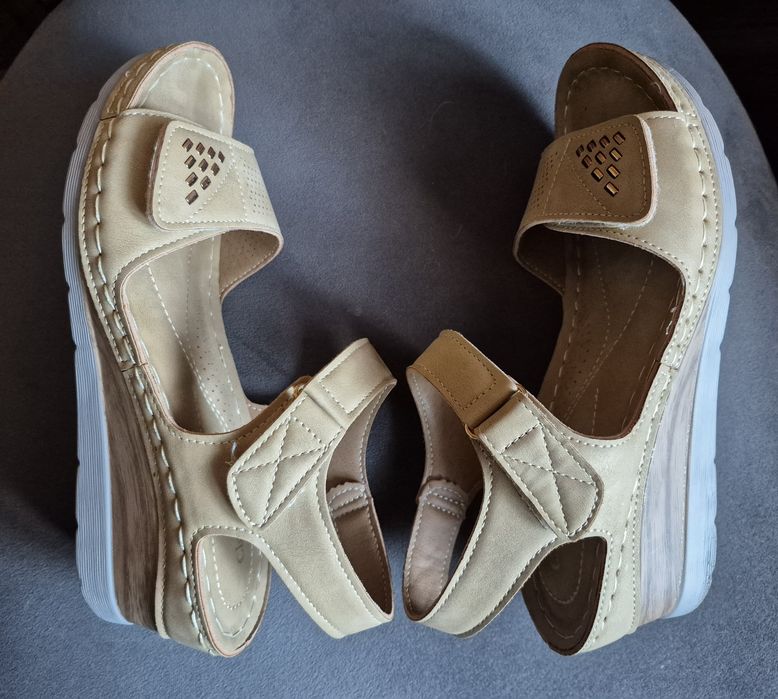 Sandały na koturnie