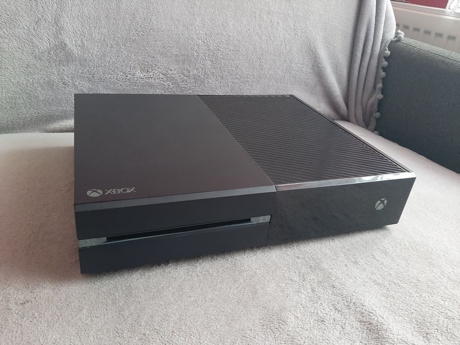 Xbox One + zasilacz + 2 pady + 6 gier - bardzo dobry stan