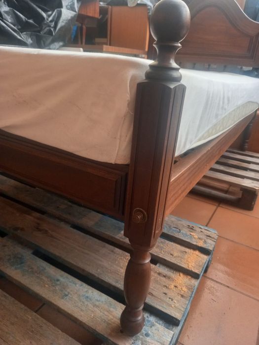 Cama de solteiro em madeira