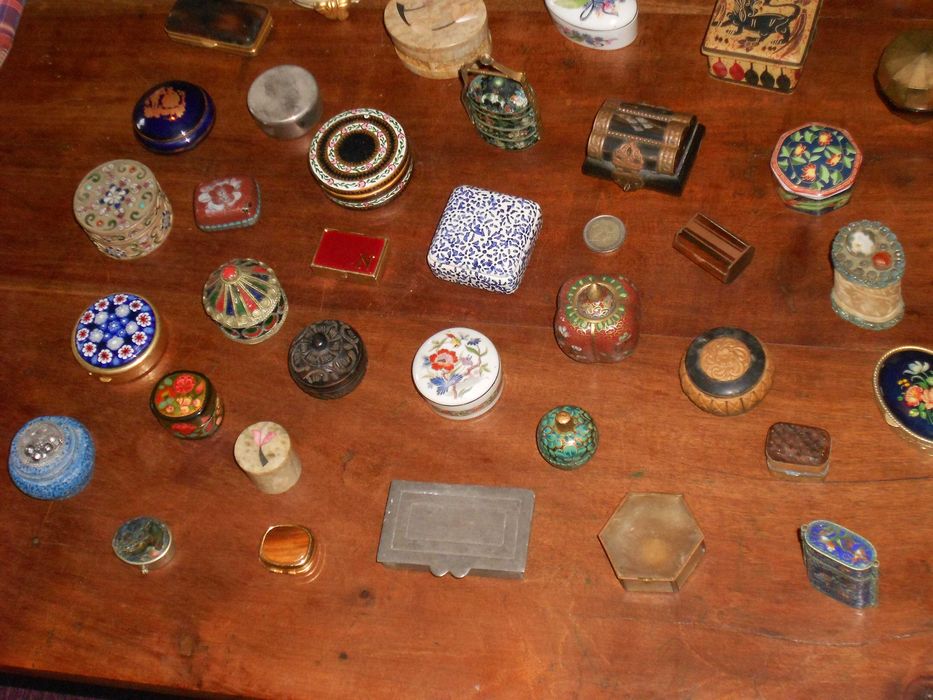 Grande coleccao miniaturas antigas madeira, pedra, latao, loiça, etc