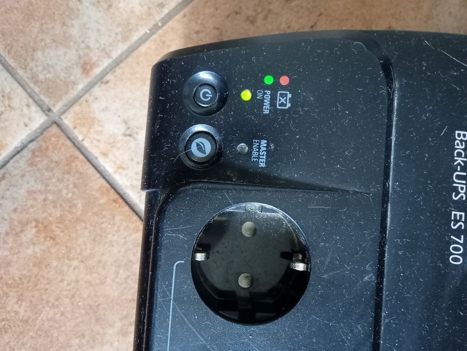 UPS APC Back-UPS es 700