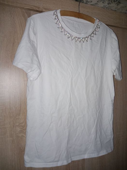 Biala bluzka z ozdobą