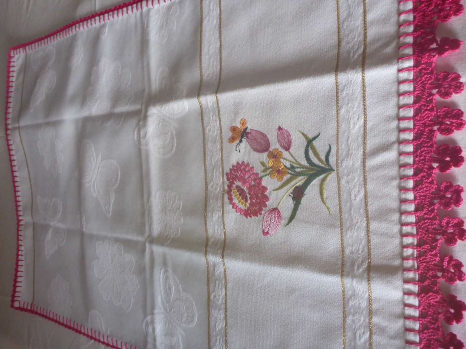 Pano de cozinha ou  toalha de tabuleiro com bordado floral  e renda