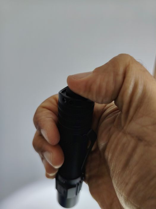 "UltraFire T5 – Pequena, Ultraleve e Poderosa! Domina a Noite com Luz
