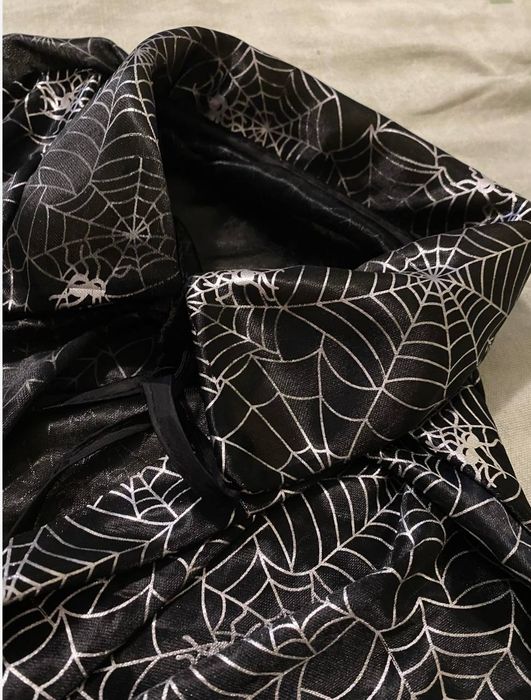 Плащ чорний з срібним павутинням на Хелловін
павутинням
павутинням