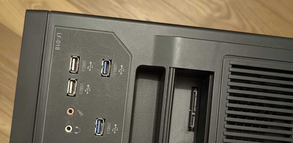 Obudowa CHIEFTEC LF-01B-OP ATX + port/stacja HDD, szybkozłączki