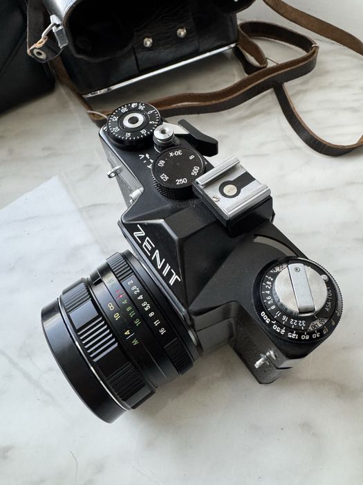 Zenit-11 с объективом HELIOS 44 в оригинальном кожаном чехле