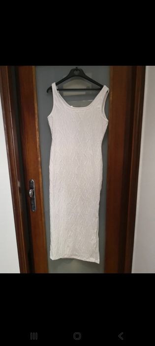 Vestido justo com racha