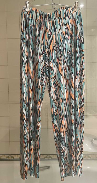 Calça larga e com elasticidade, da marca Desvast