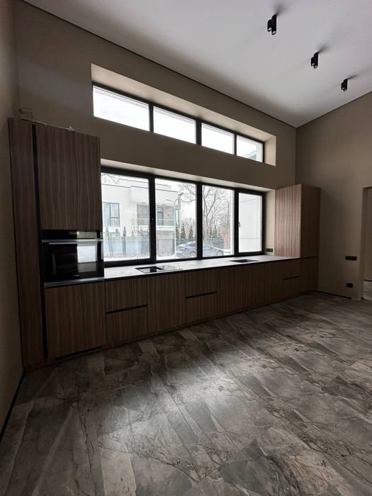 Продаж будинку з ремонтом в закритому КМ в Лісниках, 8 соток, газ