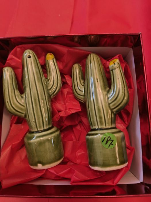 Pimenteiro e Saleiro em porcelana