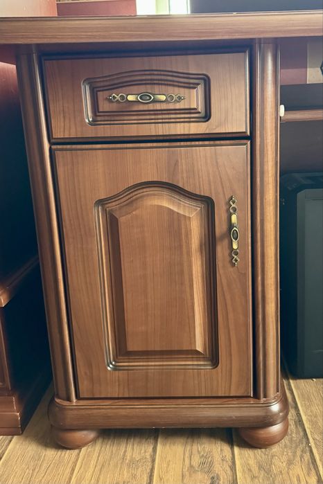 Письмовий стіл в кабінет