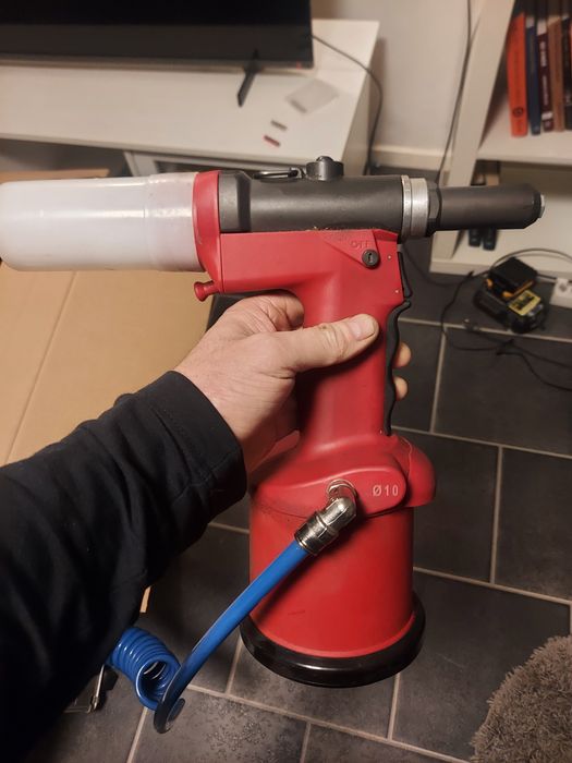 Пневматичний заклепочник FAR