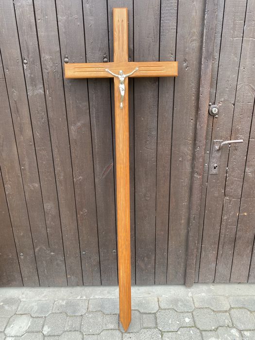 Obramowania nagrobne, krzyże, tabliczki, obudowy grobu