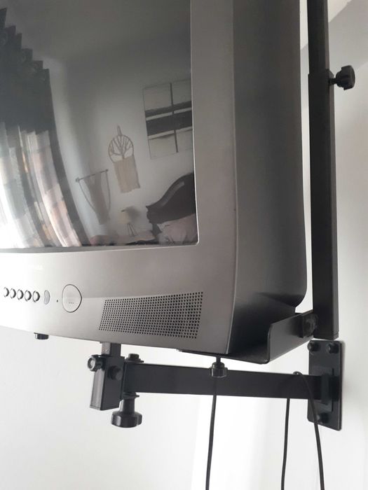 TV Toshiba com comando e suporte de parede