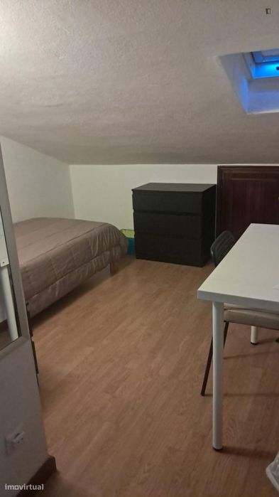 Quarto - localizado em Olivais Coimbra