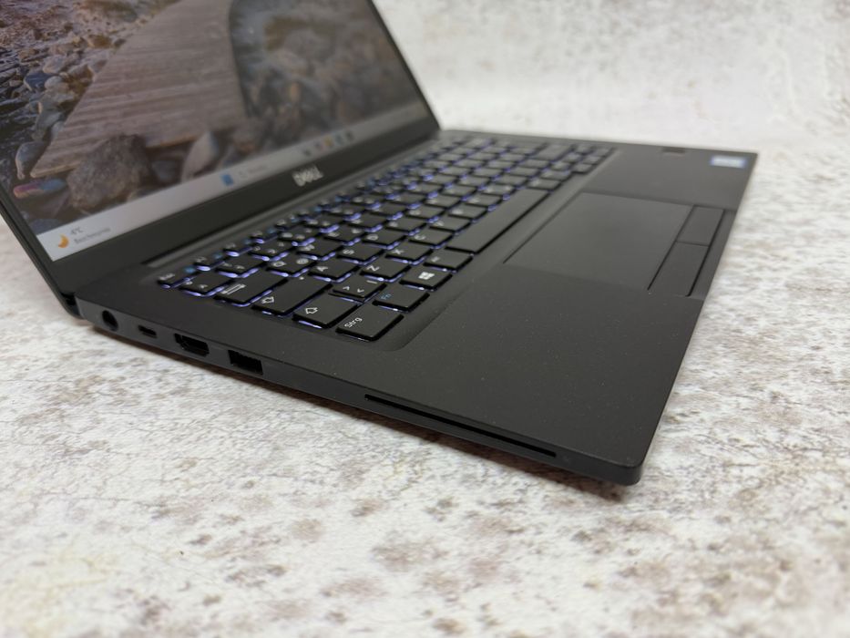 Dell Latitude 7390 / i7 8650u 4.2GHz / 16GB DDR4 / 256SSD / 13.3 FHD