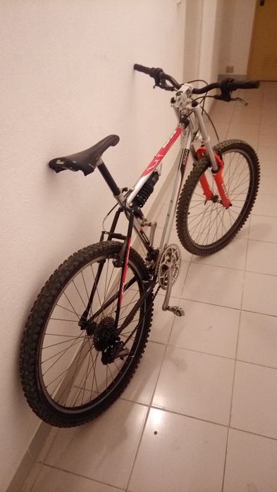Bicicleta de BTT dupla suspensão