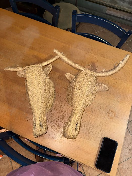 Cabecas de vaca em palha decoraçao