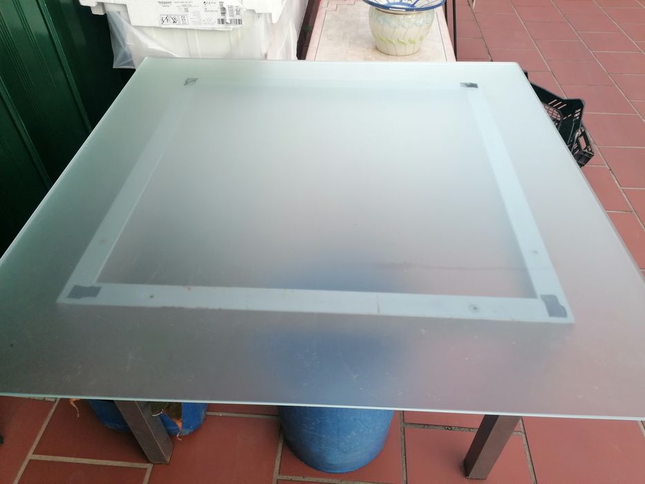 Vendo mesa de ferro com tampo de vidro