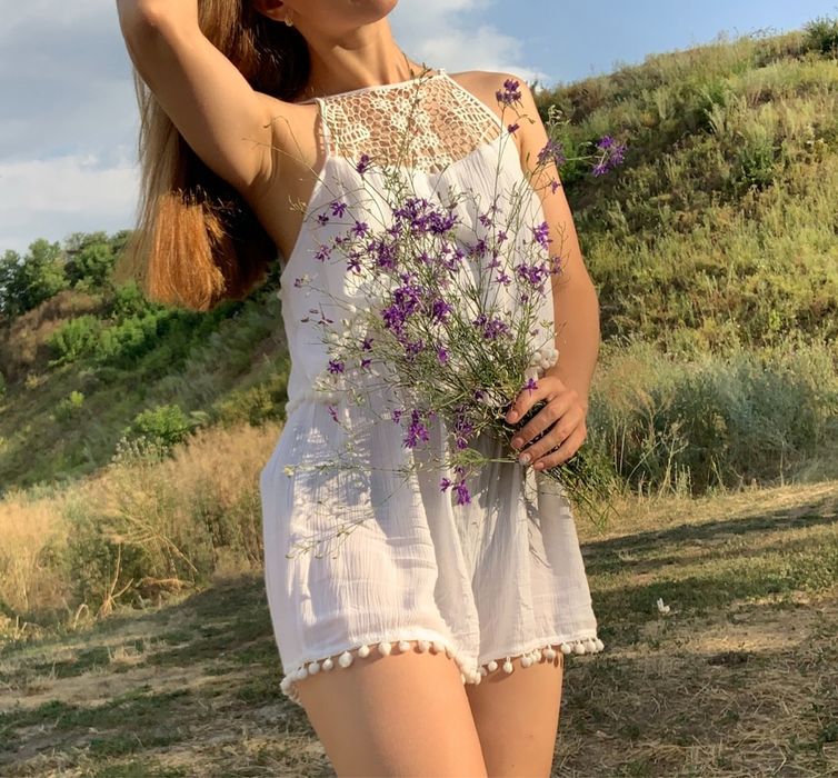 Жіночий комбінезон білий з помпонами