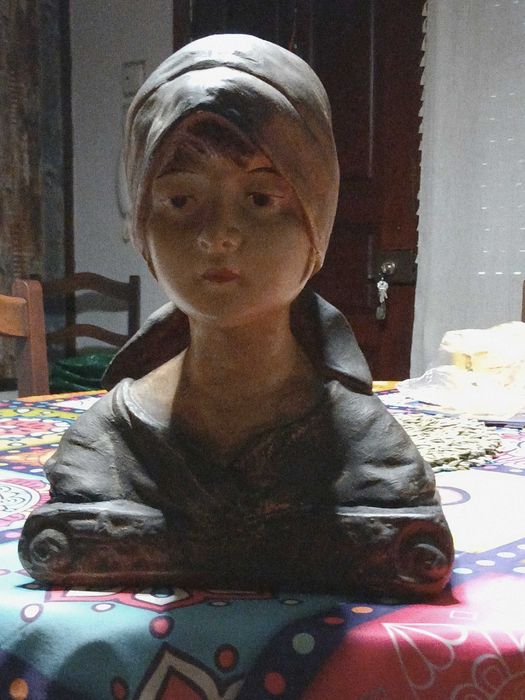 Busto de senhora com mais de 150 anos