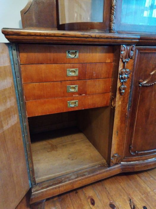 Kredens dębowy z okresu międzywojennego.