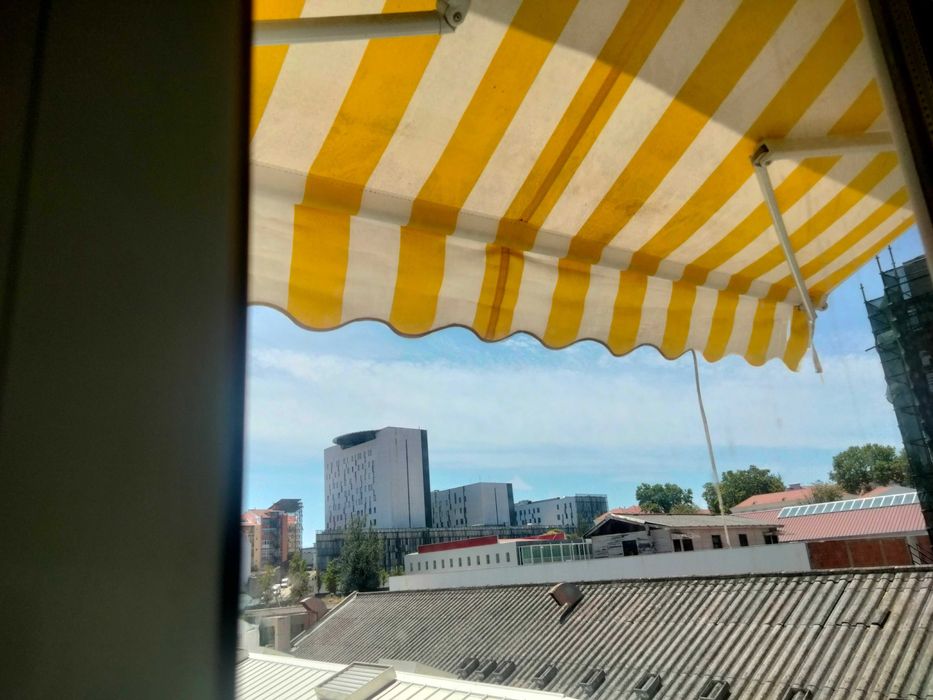 Toldo retráctil amarelo