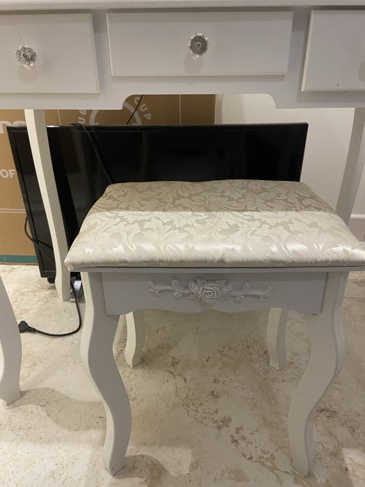 Toaletka biala dla dziewczynki z pufa