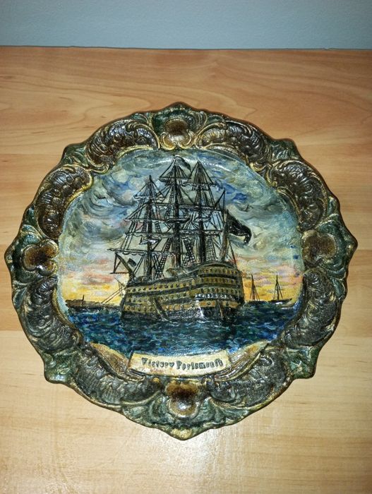 Декоративна об'ємна тарілка на стіну