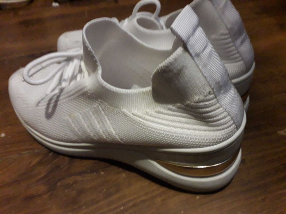 sneakersy      białe