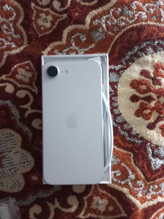 iPhone 17e com capa incluída