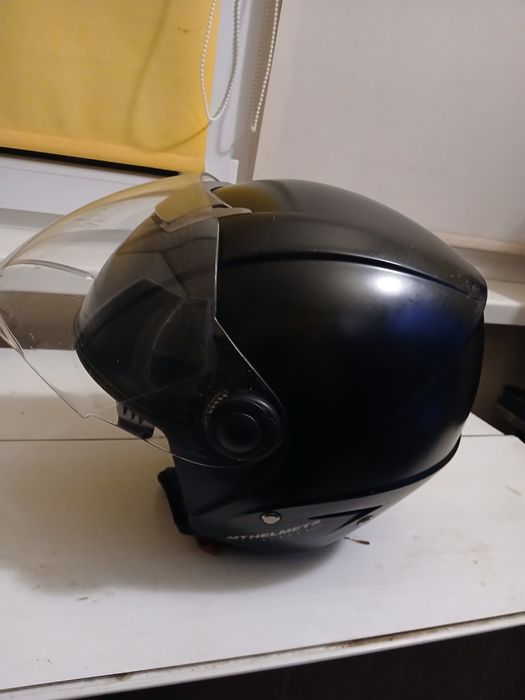 Продам мотошлем MT-Helmets с солнцезащитными очками размер XL
