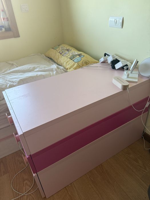Cama de solteiro incluíndo mesa de cabeceira para criança