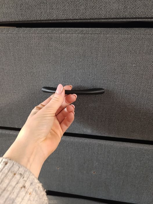 Czarna komoda materiałowa z 8 szufladami