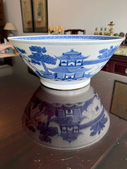 Grande taça chinesa em porcelana azul e branca, pagode de Cantão