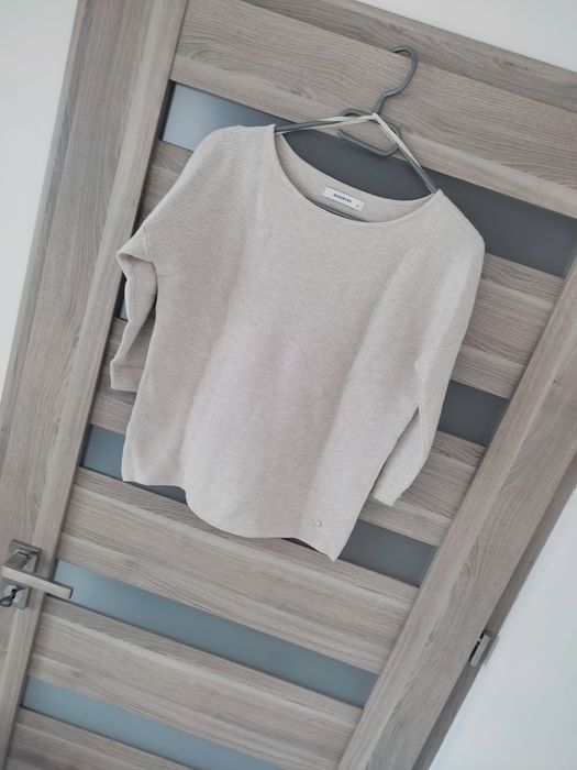 Beżowy sweter o prążkowanej strukturze z wiskozą Reserved roz S