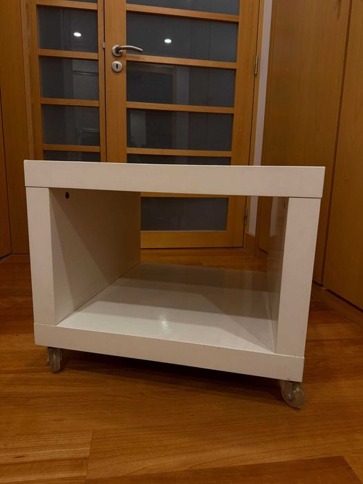 Módulo branco com rodas