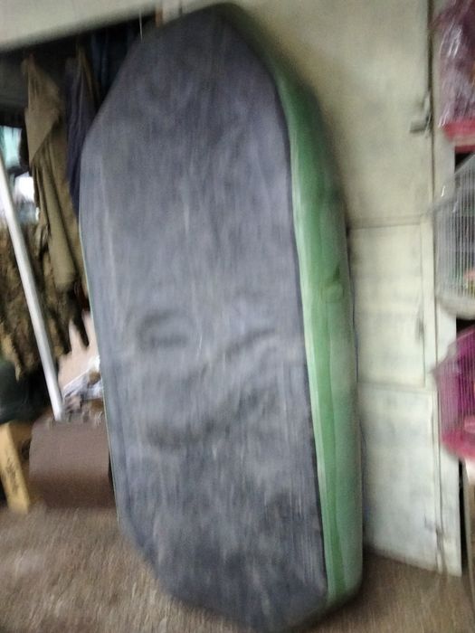 Лодка резиновая.