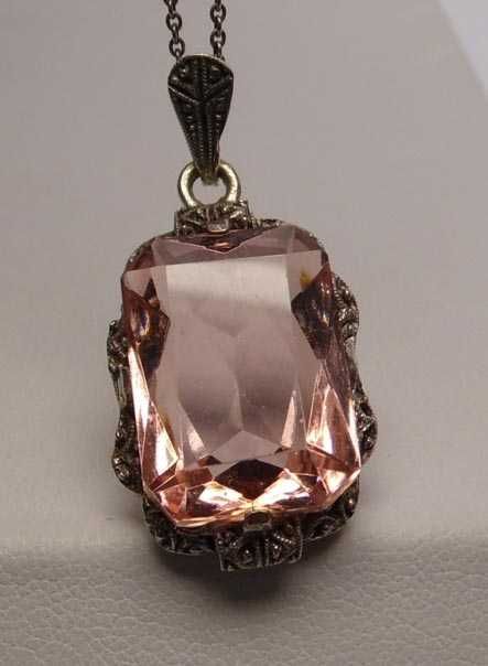 Przedwojenna zawieszka łososiowo różowy kamień.